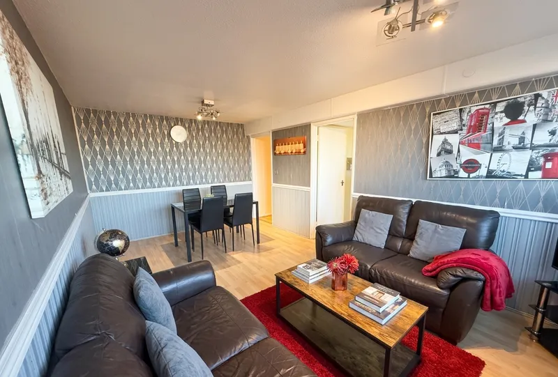 Stylish 2-Bed Apartment with City Views – NG1 3PD - Thumbnail 1